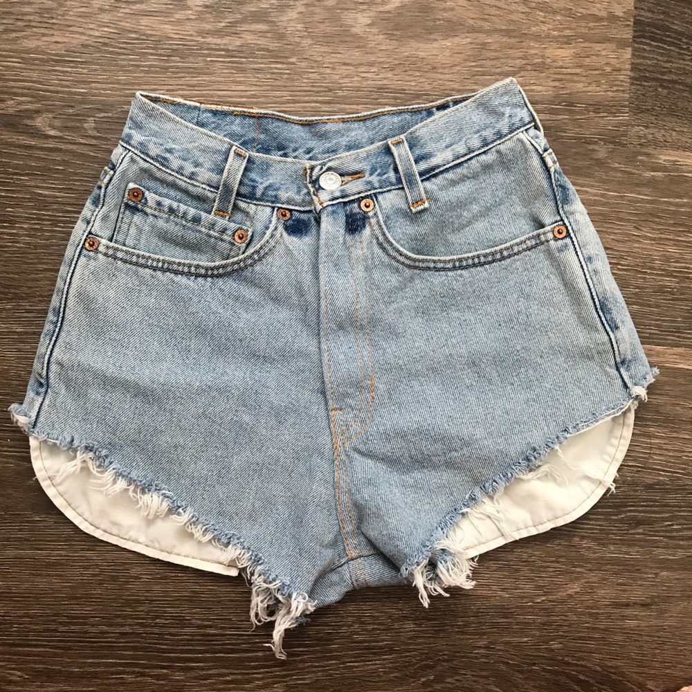 *SOLD* Vintage Levi’s 550 shorts